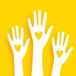 „Drei stilisierte weiße Hände strecken sich vor einem leuchtend gelben Hintergrund nach oben, in jeder Handfläche ein Herz ausgeschnitten – ein farbenfrohes Symbol für Mitgefühl, Freiwilligenarbeit und gemeinsames Miteinander.