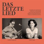 Quadratisches Plakatmotiv zur Veranstaltung „Das letzte Lied“ mit orangerotem Hintergrund. Oben links der Titel in großer schwarzer Serifenschrift: „DAS LETZTE LIED“. Rechts daneben ein Text in Versalien: „Ein Abend mit Liedtexten nach fast vergessener Lyrik und ganz Neuem von zweien, die die meisten wohl längst zu kennen glaubten.“ Darunter zwei Schwarz-Weiß-Porträts nebeneinander: links Robert Weinkauf mit Gitarre und Mikrofon, rechts Paula Linke mit lockigem Haar und gepunktetem T-Shirt, freundlich lächelnd. Namen der Künstler:innen unter den Bildern.